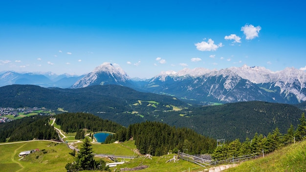 Vista panorámica de las montañas en los Alpes Karwendel en Tirol Austia