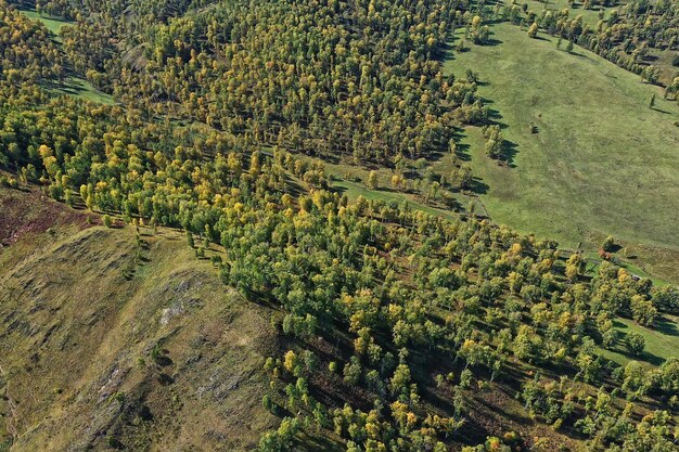 Vista panorámica de las montañas de Altai desde drone, vista de la naturaleza de la colina del paisaje de rusia