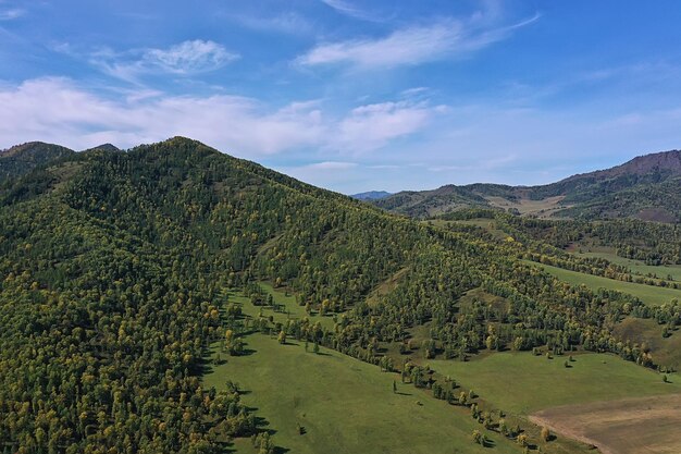 Vista panorámica de las montañas de Altai desde drone, vista de la naturaleza de la colina del paisaje de rusia