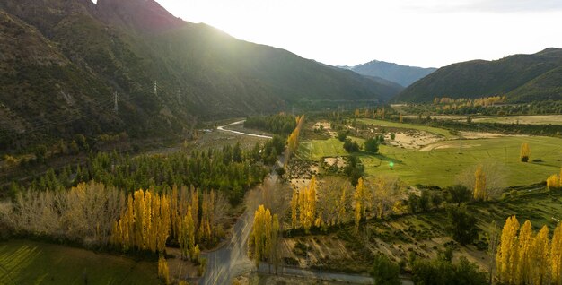 Foto vista panorámica de las montañas andes, el valle y la carretera en chile