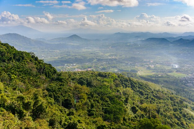 Vista panorámica a las montañas, el bosque tropical, el parque Yanoda y la ciudad de Sanya. Zona de turismo cultural de la selva tropical Yanoda, isla de Hainan, Yalong Bay Tropical Paradise Forest Park. Porcelana.