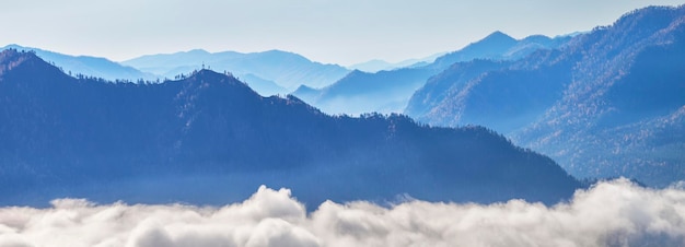 Vista panorámica de las montañas en la bruma de la mañana