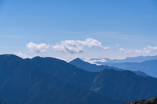 Vista panorámica de montañas y colinas con muchos rangos de niebla y humo apilados.