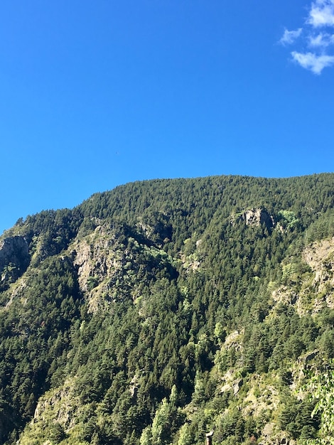 Vista panorámica de las montañas contra un cielo azul claro