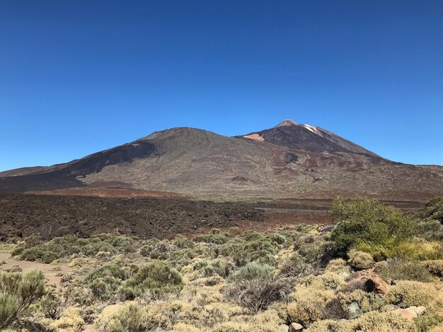 Foto vista panorámica de las montañas contra un cielo azul claro