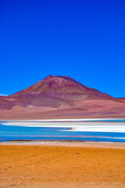 Vista panorámica de las montañas contra un cielo azul claro