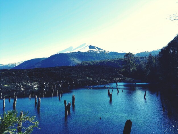 Vista panorámica de las montañas contra un cielo azul claro