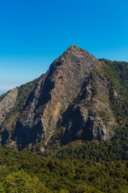 Foto vista panorámica de las montañas contra un cielo azul claro