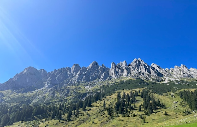 Foto vista panorámica de las montañas contra un cielo azul claro