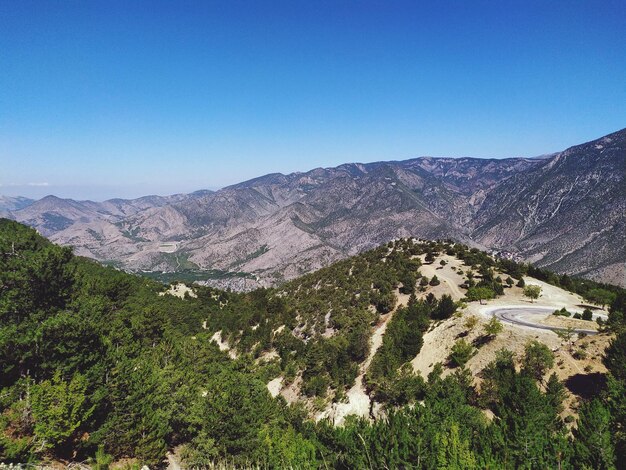 Vista panorámica de las montañas contra un cielo azul claro