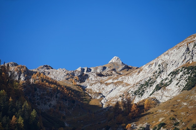 Vista panorámica de las montañas contra un cielo azul claro