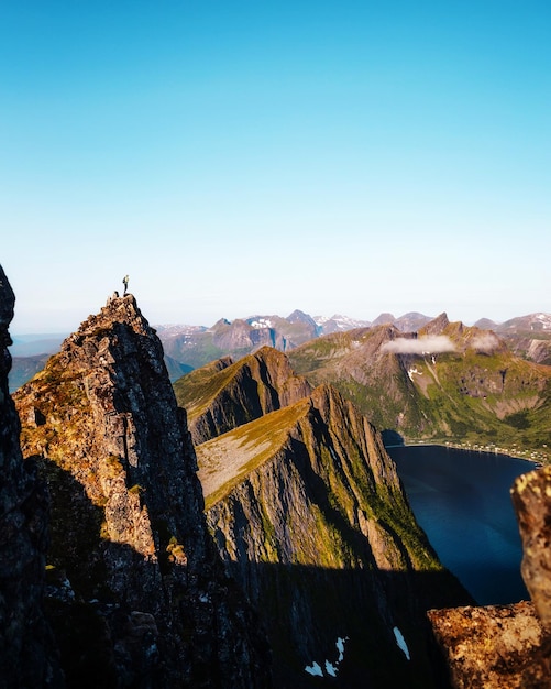 Foto vista panorámica de las montañas contra un cielo azul claro