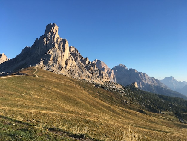 Foto vista panorámica de las montañas contra un cielo azul claro