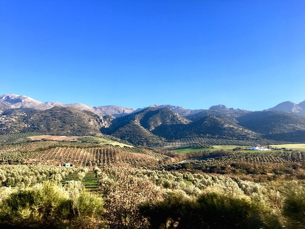 Vista panorámica de las montañas contra un cielo azul claro