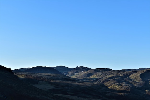 Vista panorámica de las montañas contra un cielo azul claro