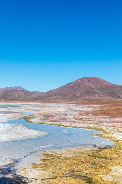 Foto una vista panorámica de las montañas contra un cielo azul claro.