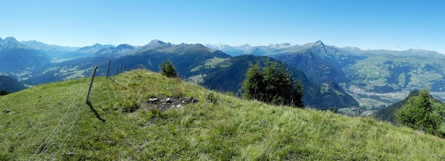 Foto vista panorámica de las montañas contra el cielo azul