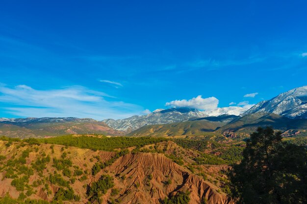 Foto vista panorámica de las montañas contra el cielo azul