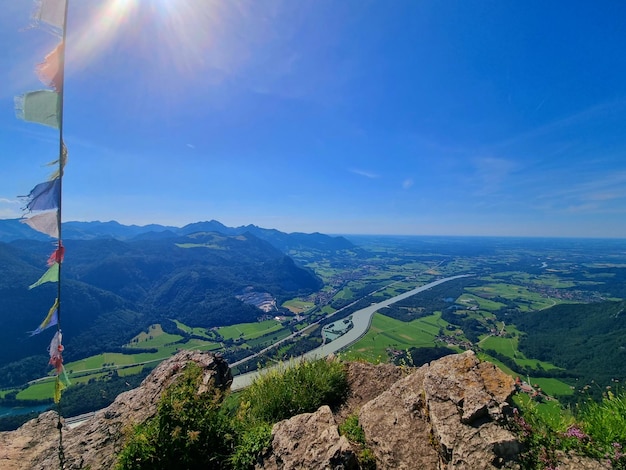 Vista panorámica de las montañas contra el cielo azul