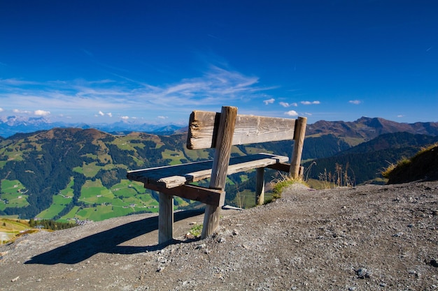 Vista panorámica de las montañas contra el cielo azul