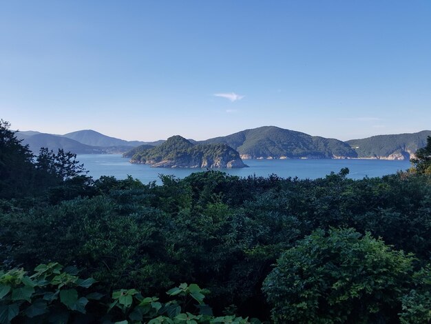 Vista panorámica de las montañas contra el cielo azul