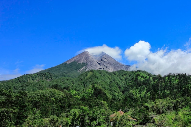 Foto vista panorámica de las montañas contra el cielo azul