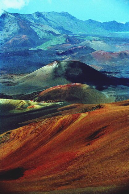 Vista panorámica de las montañas contra el cielo azul