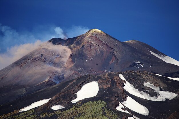 Foto vista panorámica de las montañas contra el cielo azul