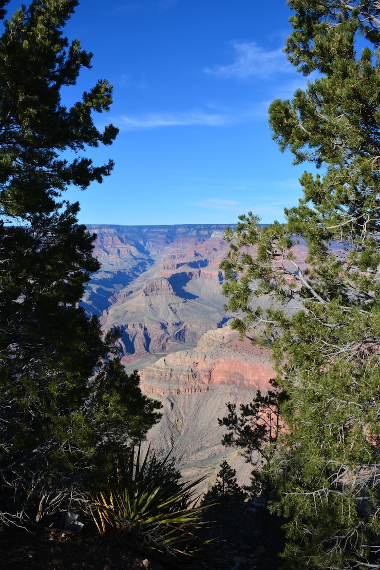 Foto vista panorámica de las montañas contra el cielo azul
