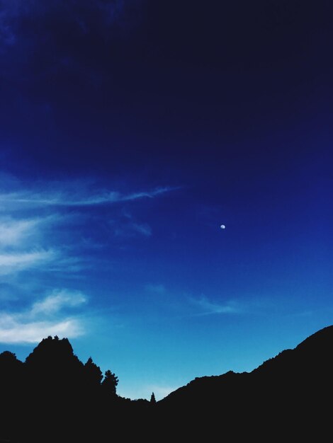 Foto vista panorámica de las montañas contra el cielo azul