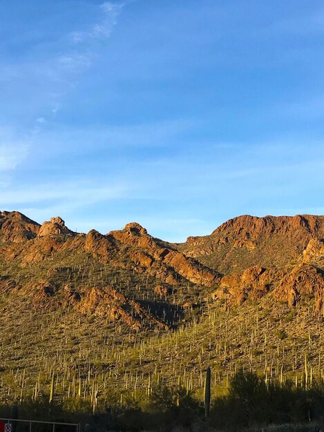 Foto vista panorámica de las montañas contra el cielo azul