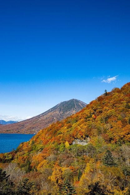 Foto vista panorámica de las montañas contra el cielo azul