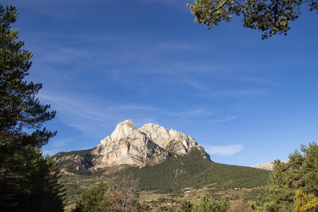 Foto vista panorámica de las montañas contra el cielo azul