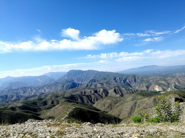 Vista panorámica de las montañas contra el cielo azul