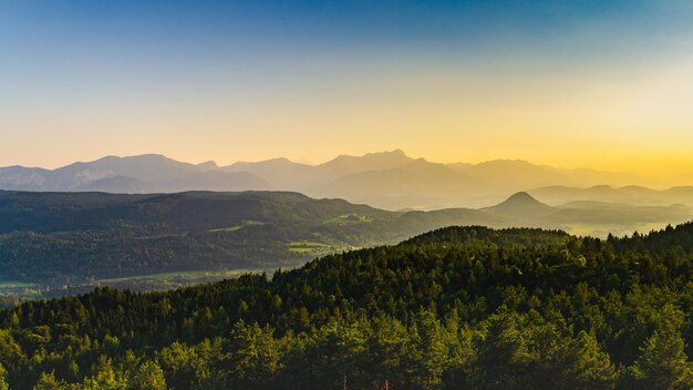 Foto vista panorámica de las montañas contra un cielo despejado durante la puesta de sol