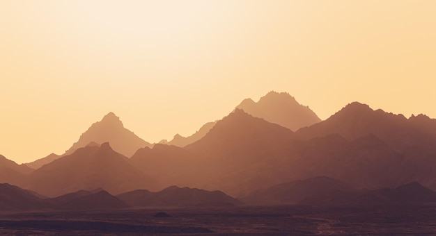 Vista panorámica de las montañas contra un cielo despejado durante la puesta de sol