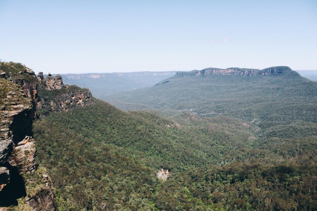 Foto vista panorámica de las montañas contra un cielo despejado