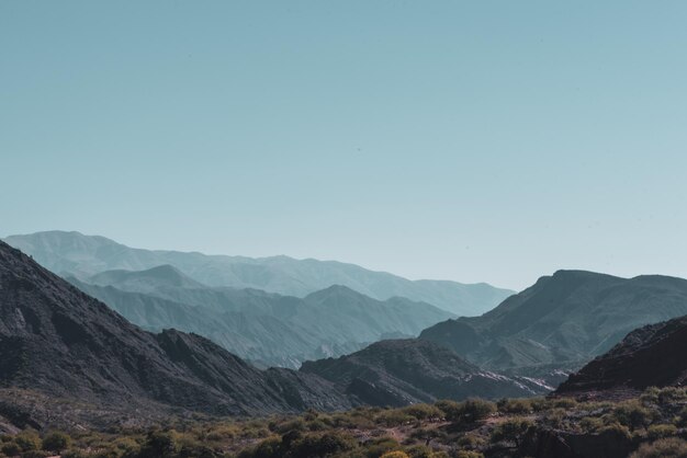 Foto vista panorámica de las montañas contra un cielo despejado