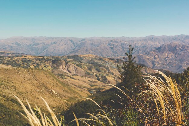 Foto vista panorámica de las montañas contra un cielo despejado