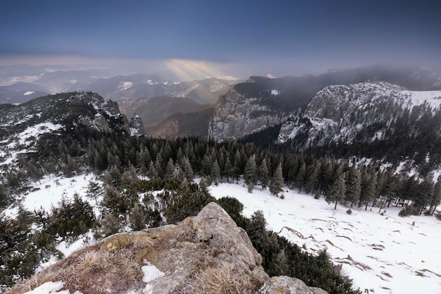 Vista panorámica de las montañas contra el cielo durante el invierno