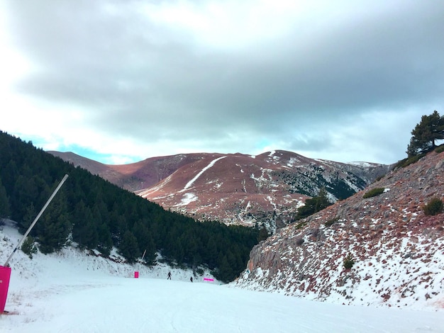 Foto vista panorámica de las montañas contra el cielo durante el invierno