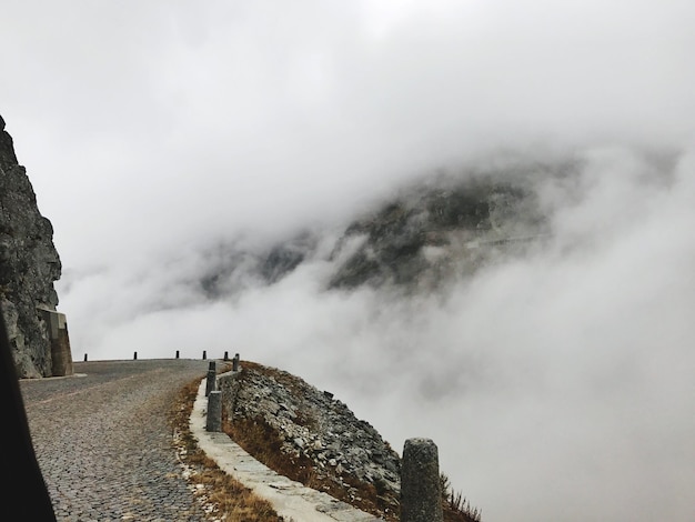 Foto vista panorámica de las montañas contra el cielo durante el invierno