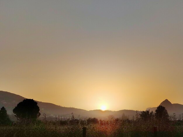 Vista panorámica de las montañas contra el cielo naranja