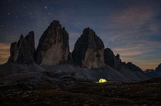 Vista panorámica de las montañas contra el cielo nocturno