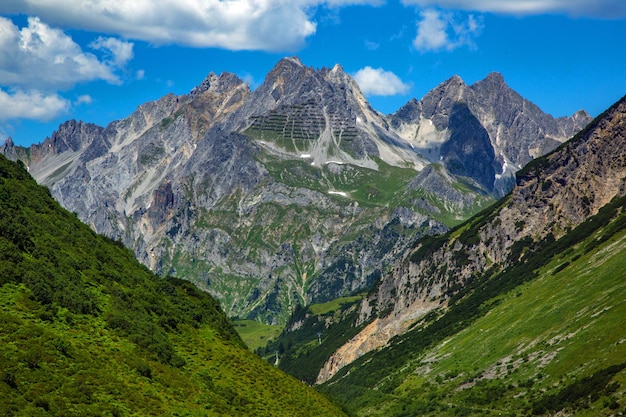 Foto vista panorámica de las montañas contra el cielo nublado