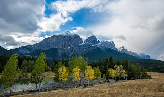 Vista panorámica de las montañas contra el cielo nublado