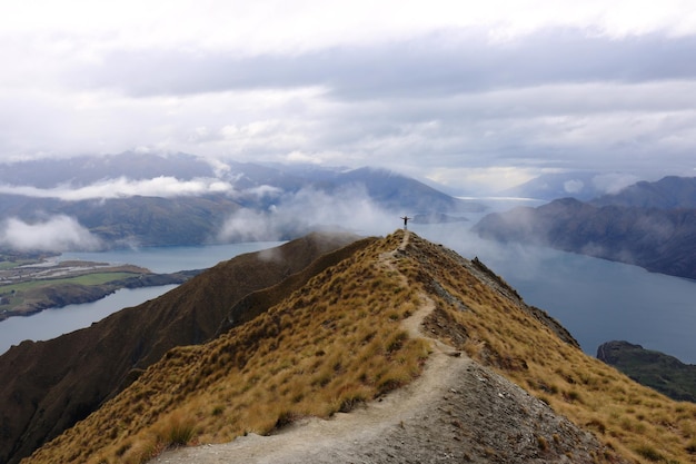 Vista panorámica de las montañas contra el cielo nublado