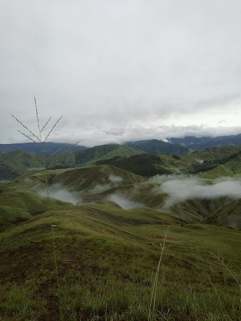 Vista panorámica de las montañas contra un cielo nublado