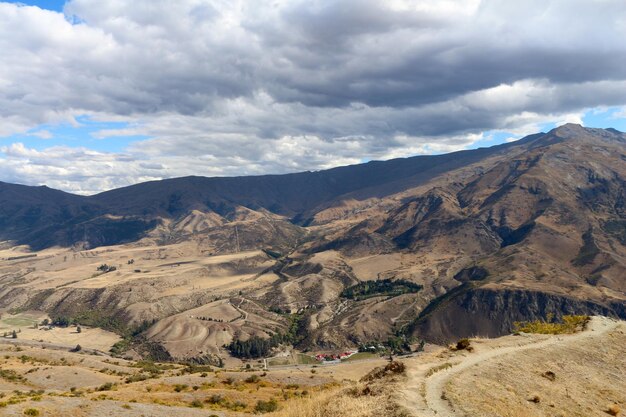 Foto vista panorámica de las montañas contra el cielo nublado