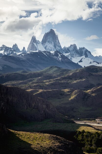 Foto vista panorámica de las montañas contra un cielo nublado